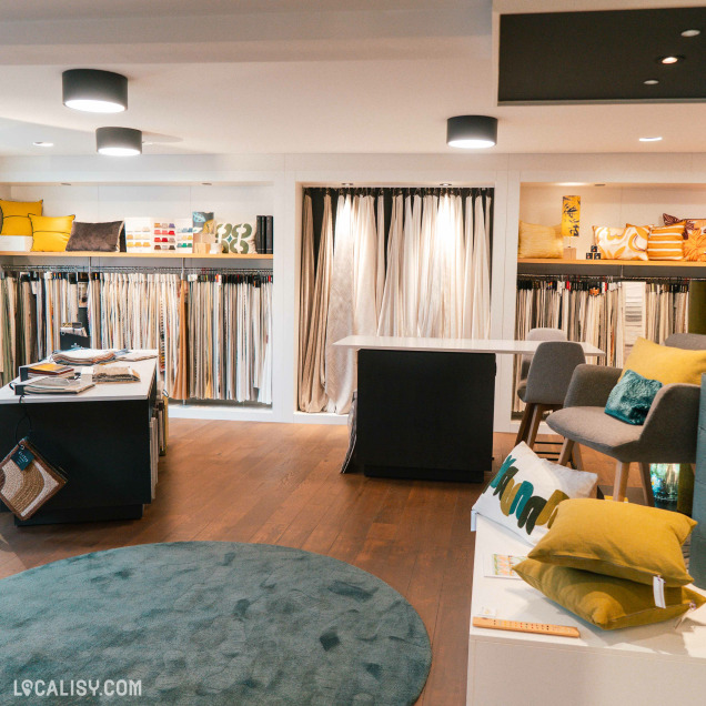 Ambiance déco cosy et textile chez Laloux Stores, commerce de stores à Marche-en-Famenne.