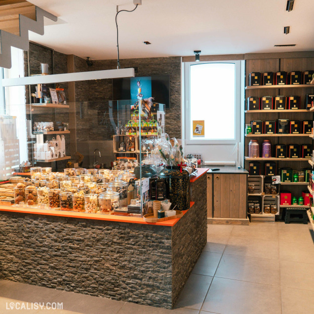 Comptoir garni de biscuits et friandises chez La Pause Chocolat Thé à Marche-en-Famenne.