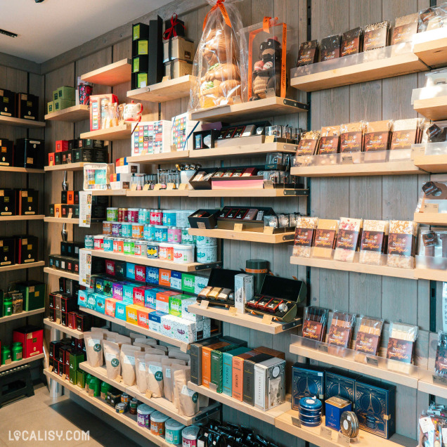 Étagères remplies de spécialités sucrées au chocolat chez La Pause Chocolat Thé à Marche-en-Famenne.