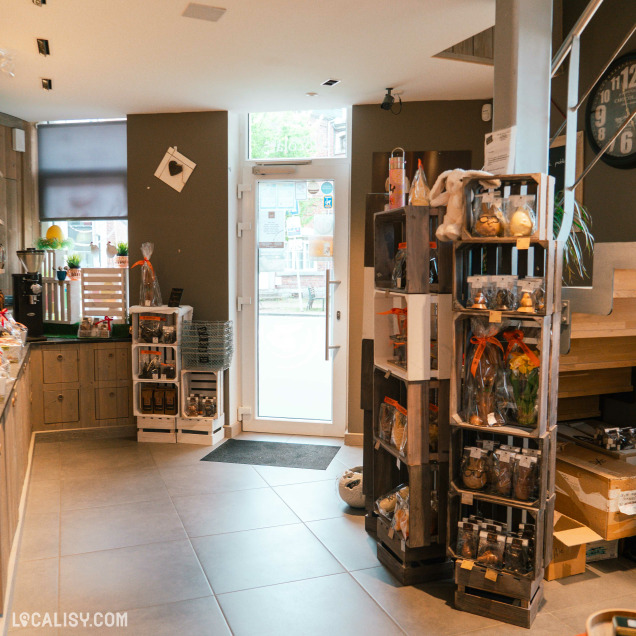 Entrée et présentoirs de produits du chocolatier La Pause Chocolat Thé à Marche-en-Famenne.