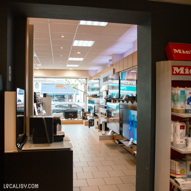 Intérieur du magasin d’électroménager JM Sohet à Waremme avec vue sur les téléviseurs.