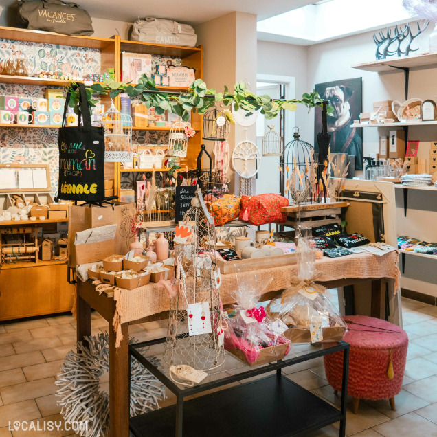 Présentation de produits artisanaux au concept store Des Étoiles plein les Yeux à Marche-en-Famenne.