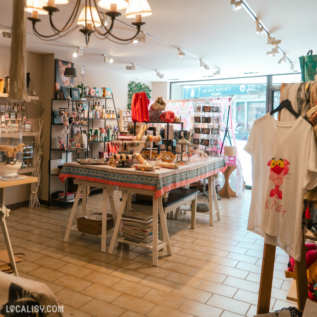 Table centrale de présentation dans le concept store Des Étoiles plein les Yeux à Marche-en-Famenne.