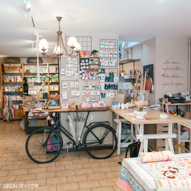 Intérieur du concept store Des Étoiles plein les Yeux à Marche-en-Famenne.