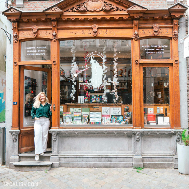 Devanture en bois du magasin de matériel artistique In Fine à Huy.