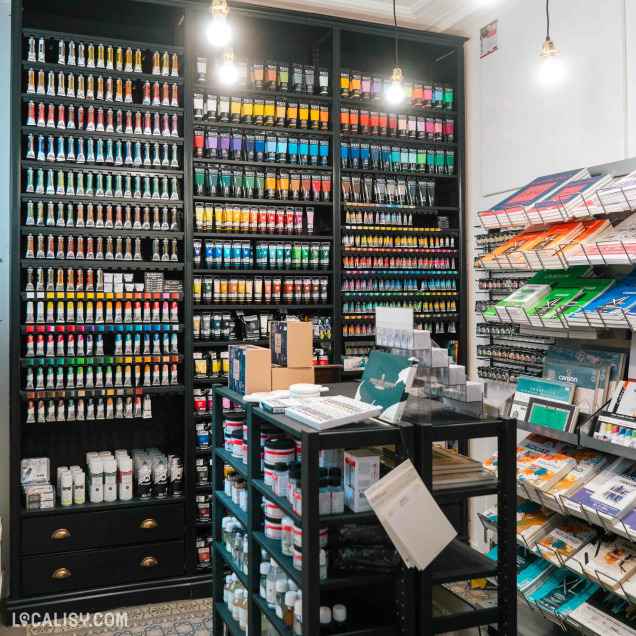 Rayon de peintures et carnets du commerce de matériel artistique In Fine à Huy.