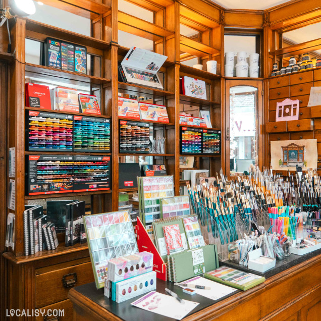 Présentation des pinceaux et aquarelles du magasin In Fine à Huy.