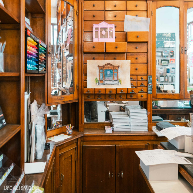 Vue intérieure du commerce de matériel artistique In Fine à Huy.