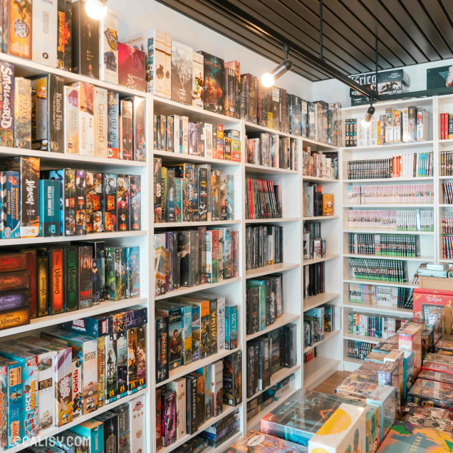Sélection de jeux de société exposée chez Les Nouveaux Disciples à Huy, commerce de jeux en tout genre.