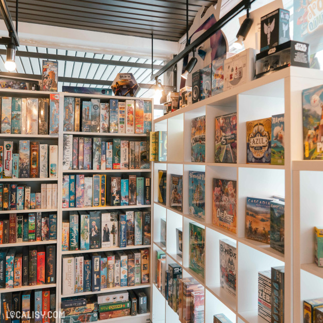 Rayonnage de jeux de société dans le magasin Les Nouveaux Disciples à Huy, commerce spécialisé en jeux de plateau.