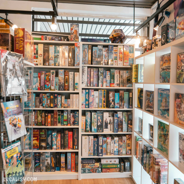 Vue intérieure du magasin Les Nouveaux Disciples à Huy, commerce de jeux de cartes, BD et jeux de société.