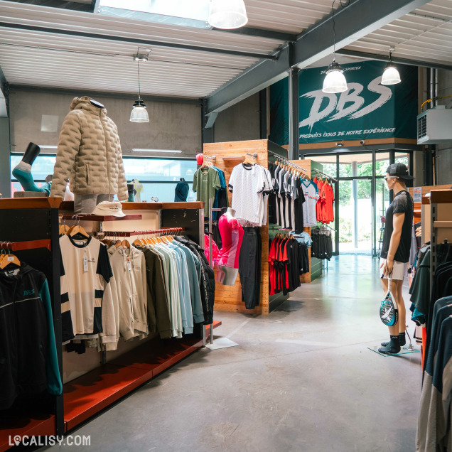 Vêtements de sport exposés chez Sportex Team à Rochefort.