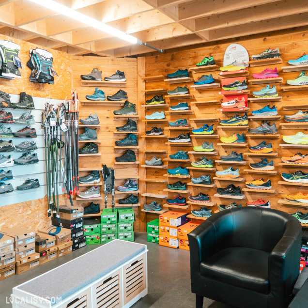Sélection de chaussures de trail et bâtons de marche chez Sportex Team à Rochefort.