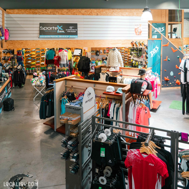 Vue d’ensemble des rayons vêtements et équipements sportifs chez Sportex Team à Rochefort.