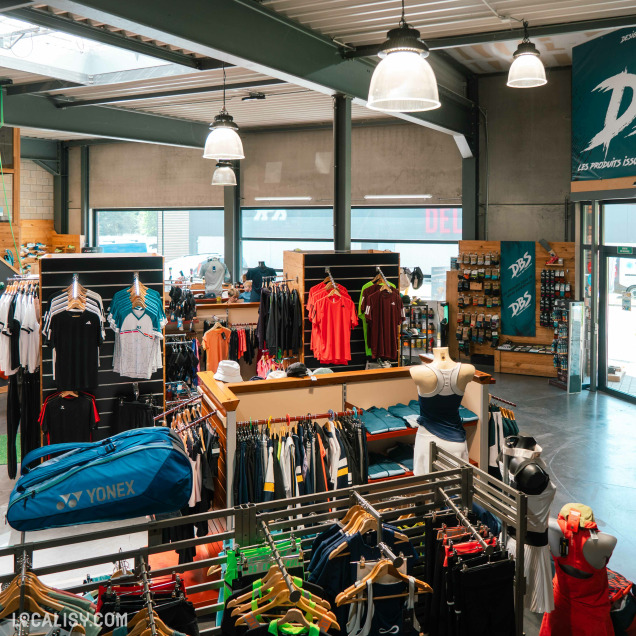 Tenues de sport pour homme et femme au magasin Sportex Team à Rochefort.