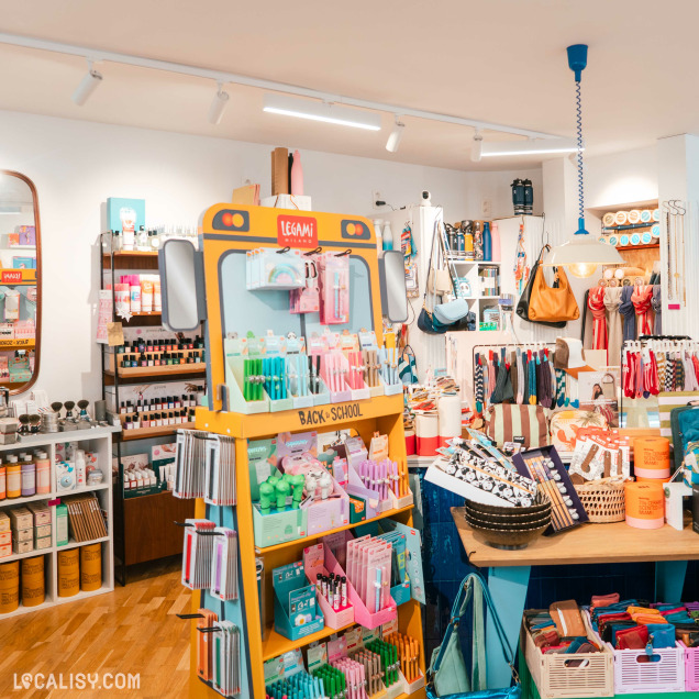 Vue générale de l'intérieur du concept store Ultra Bien à Huy avec un assortiment d'articles variés.
