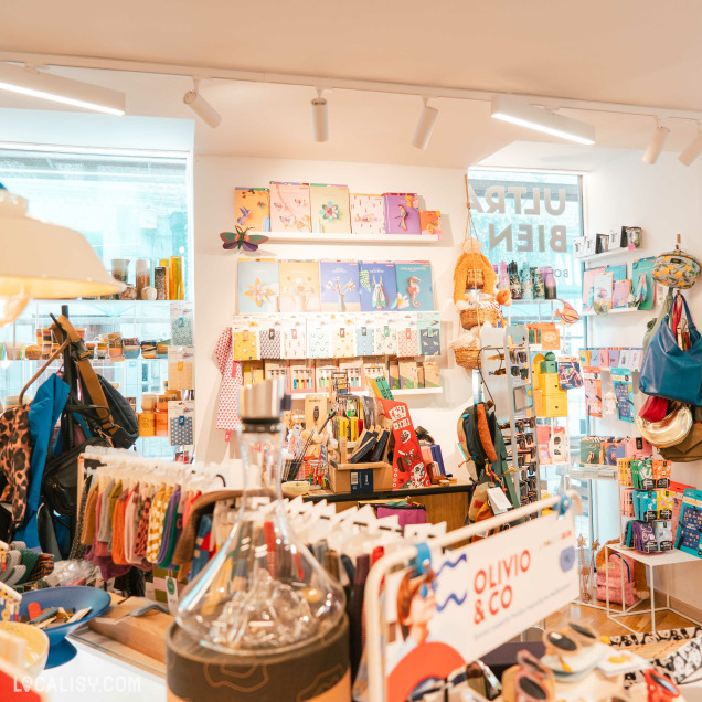 Vue d'ensemble de l'intérieur du concept store Ultra Bien à Huy, montrant divers articles et produits.