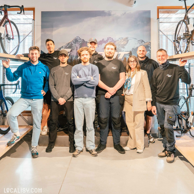 L'équipe de Kameo Bikes à Liège posant à l'intérieur de leur magasin de vélos.
