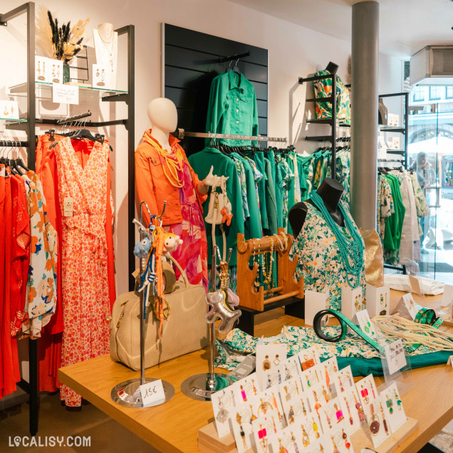 Rayons colorés et accessoires du commerce de vêtements Les Audacieuses à Visé.