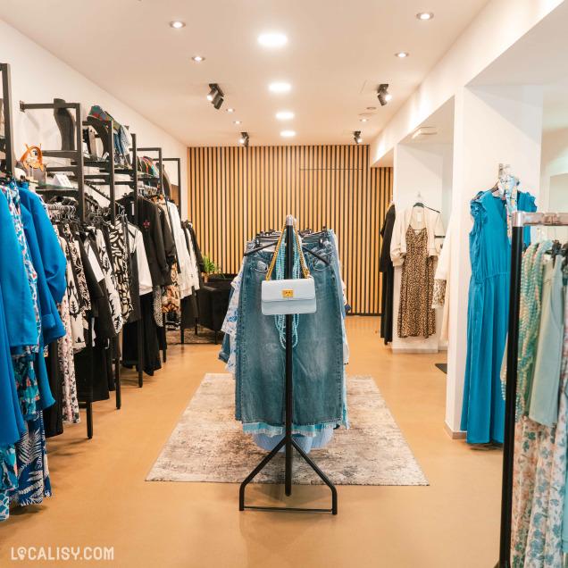 Collection de vêtements rouges et fleuris chez Les Audacieuses, boutique de prêt-à-porter à Visé.