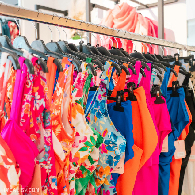 Rangée de maillots colorés grandes tailles de chez les Audacieuses à visé