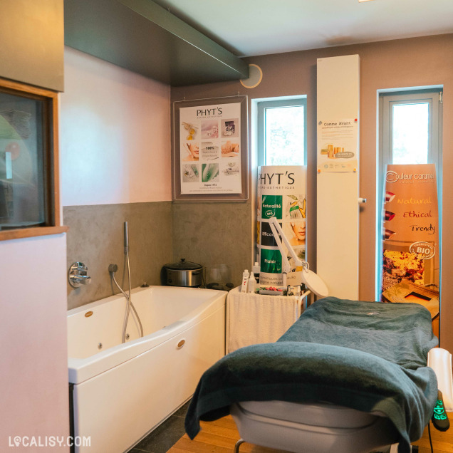 Espace bien-être avec baignoire et table de massage chez Mademoiselle Arthur à Thimister-Clermont.