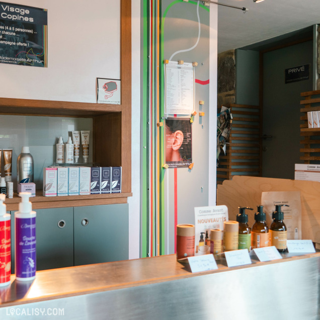 Comptoir d’accueil avec produits bio chez Mademoiselle Arthur à Thimister-Clermont, institut de beauté
