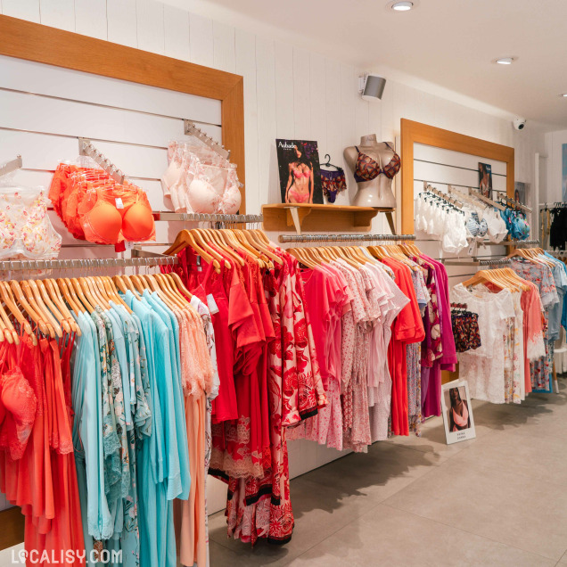 Rayon lingerie et vêtements colorés chez Elles by Maggy à Waremme.