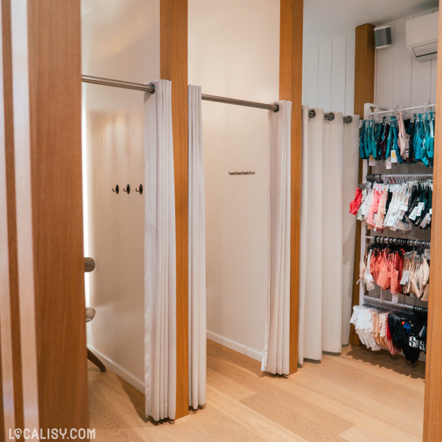 Cabines d’essayage du commerce de lingerie Elles by Maggy à Waremme.