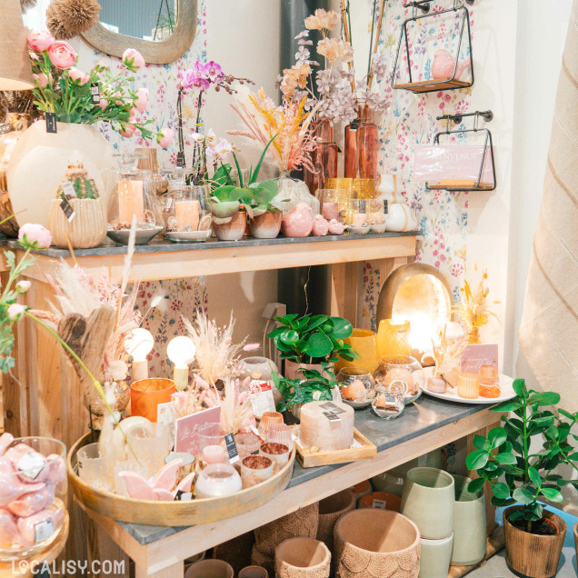 Présentoir de décoration florale chez Flor'Aline à Saint-Georges-sur-Meuse.