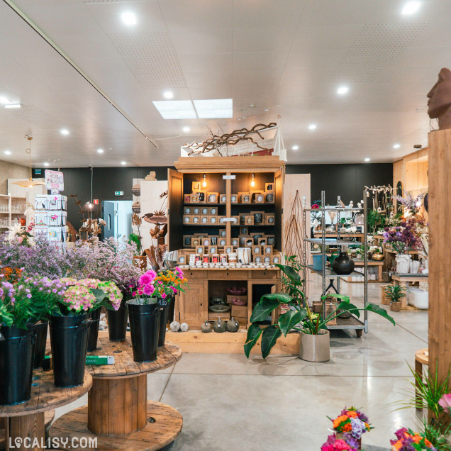 Sélection d’objets décoratifs et plantes chez Flor'Aline à Saint-Georges-sur-Meuse.