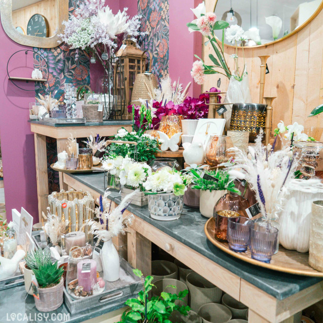 Intérieur du commerce Flor'Aline à Saint-Georges-sur-Meuse avec fleurs et objets déco.