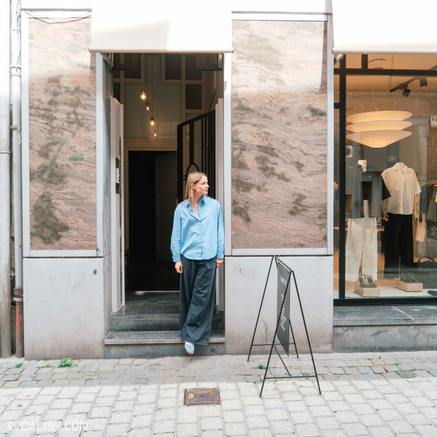 Façade du magasin de vêtements Ginette à Liège avec une personne debout à l'entrée.