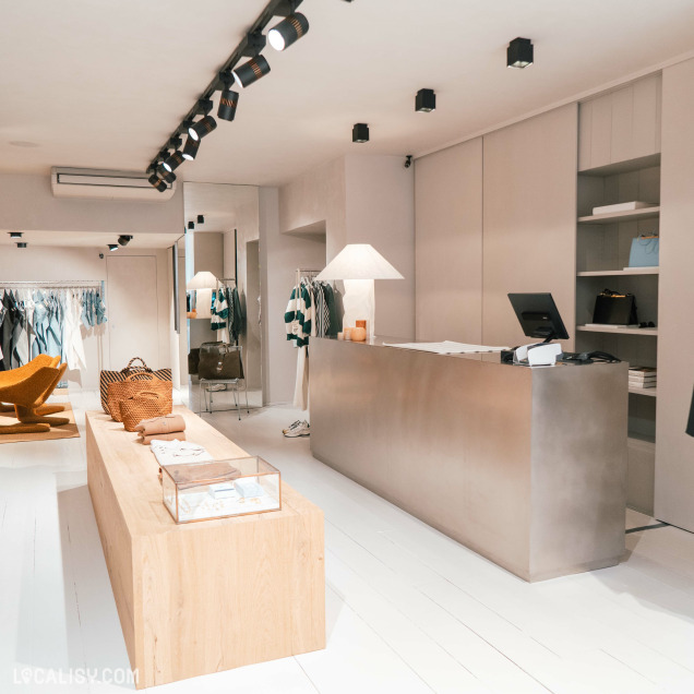Comptoir de caisse et espace de vente du magasin de vêtements Ginette à Liège.