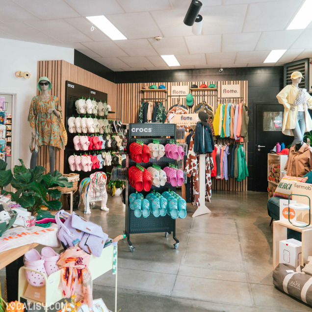 Zone du magasin Boya Concept Store à Theux présentant des chaussures Crocs et des vêtements.