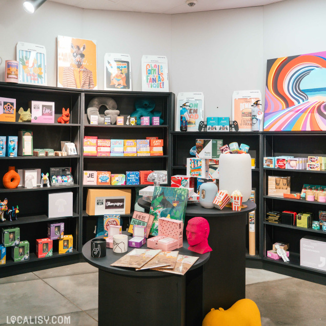 Rayons de livres, jeux et objets décoratifs dans le magasin Boya Concept Store à Theux.