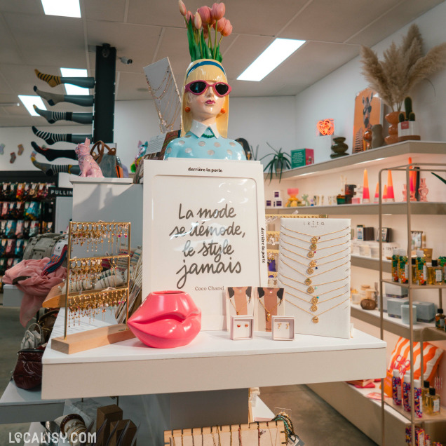 Présentoir de bijoux et d'articles cadeaux dans le magasin Boya Concept Store à Theux.