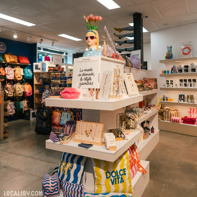 Présentoir d'accessoires et d'objets cadeaux dans le magasin Boya Concept Store à Theux.