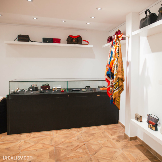 Vitrine d'exposition d'accessoires et de foulards dans le magasin de dépôt-vente Vingt-Trois Shop à Liège.