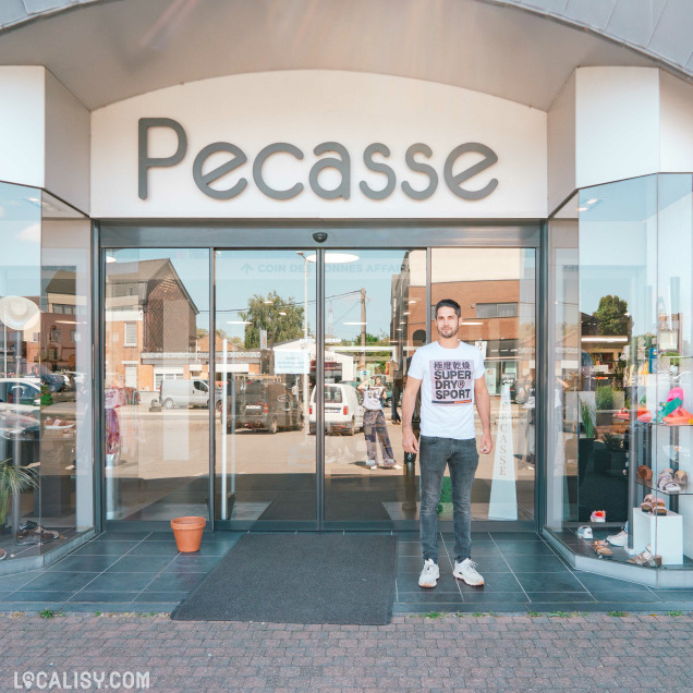 Façade du commerce de chaussures Pécasse à Saint-Georges-sur-Meuse avec l'entrée principale.