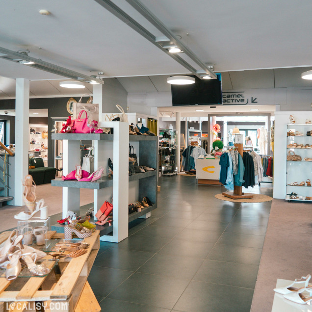 Rayon enfants du magasin de chaussures Pécasse à Saint-Georges-sur-Meuse.