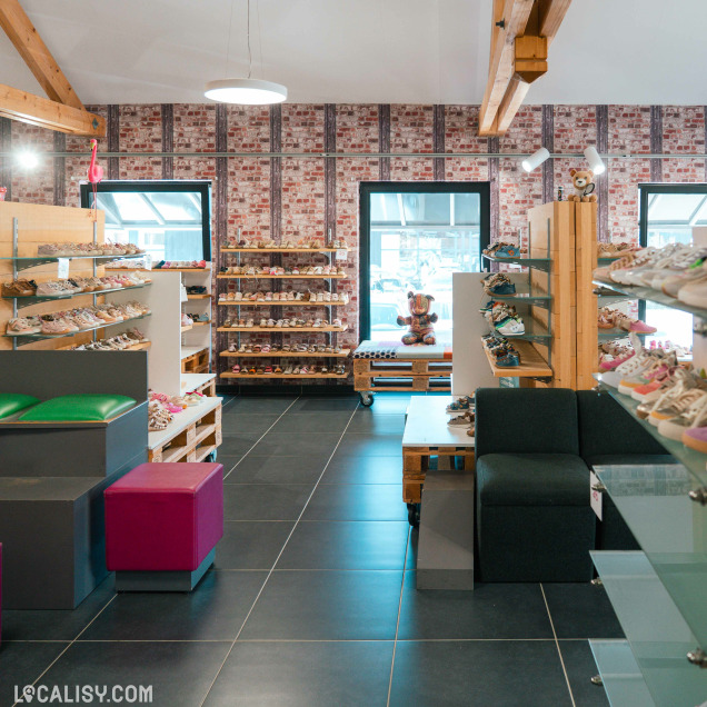 Intérieur du commerce de chaussures et prêt-à-porter Pécasse à Saint-Georges-sur-Meuse.
