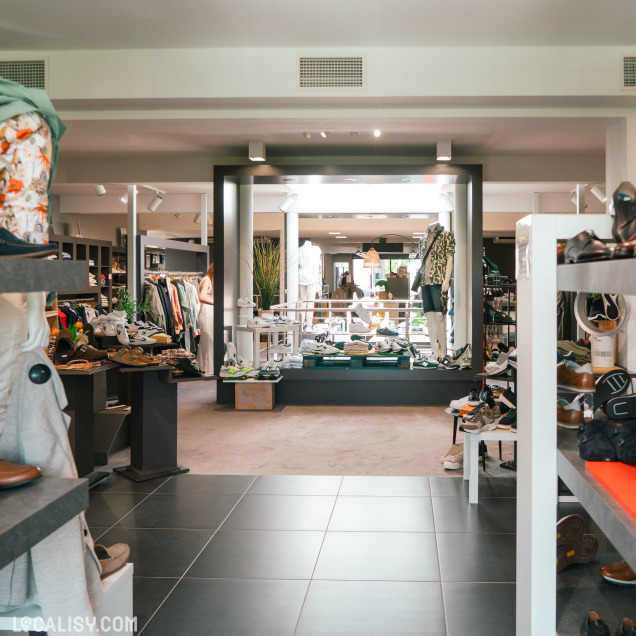 Rayon hommes du magasin de chaussures et vêtements Pécasse à Saint-Georges-sur-Meuse.