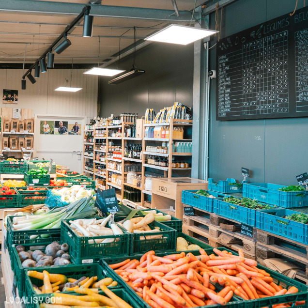 Intérieur du magasin bio Le Maire Bio à Saint-Georges-sur-Meuse avec produits frais et épicerie.