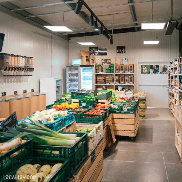 Sélection de légumes de saison et produits locaux chez Le Maire Bio à Saint-Georges-sur-Meuse.