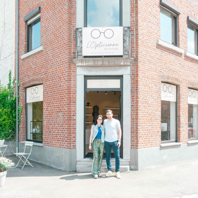 Façade du commerce d’optique L’Opticienne de la Place à Roclenge avec l’équipe devant l’entrée.