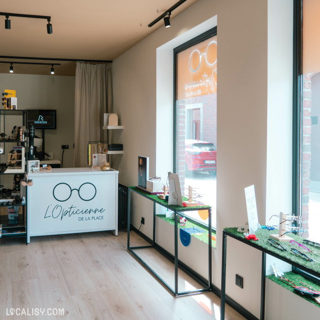 Espace d’accueil du magasin d’optique L’Opticienne de la Place à Roclenge avec lunettes exposées.