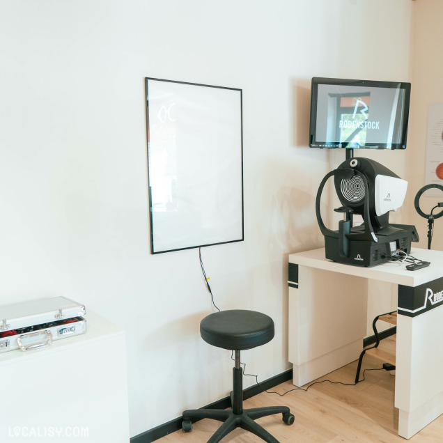 Intérieur du commerce d’optique L’Opticienne de la Place à Roclenge avec comptoir et vitrines.