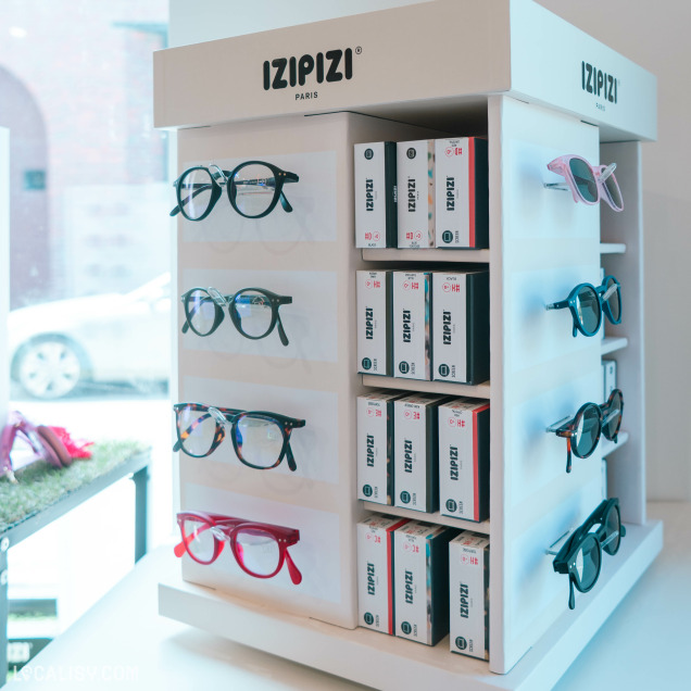 Présentoir de lunettes Izipizi dans le magasin L’Opticienne de la Place à Roclenge.