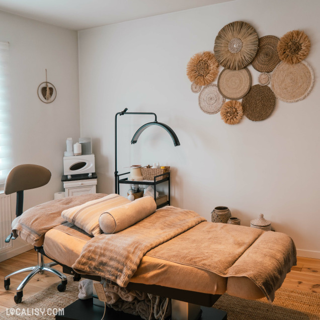 Cabine de soin de l'institut Les Citadines à Marche-en-Famenne avec une table de massage.